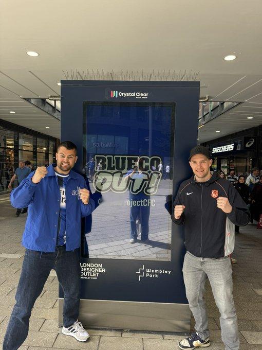 切尔西球迷组织NotAProjectCFC完成筹款，今天在温布利球场外制作了大幅