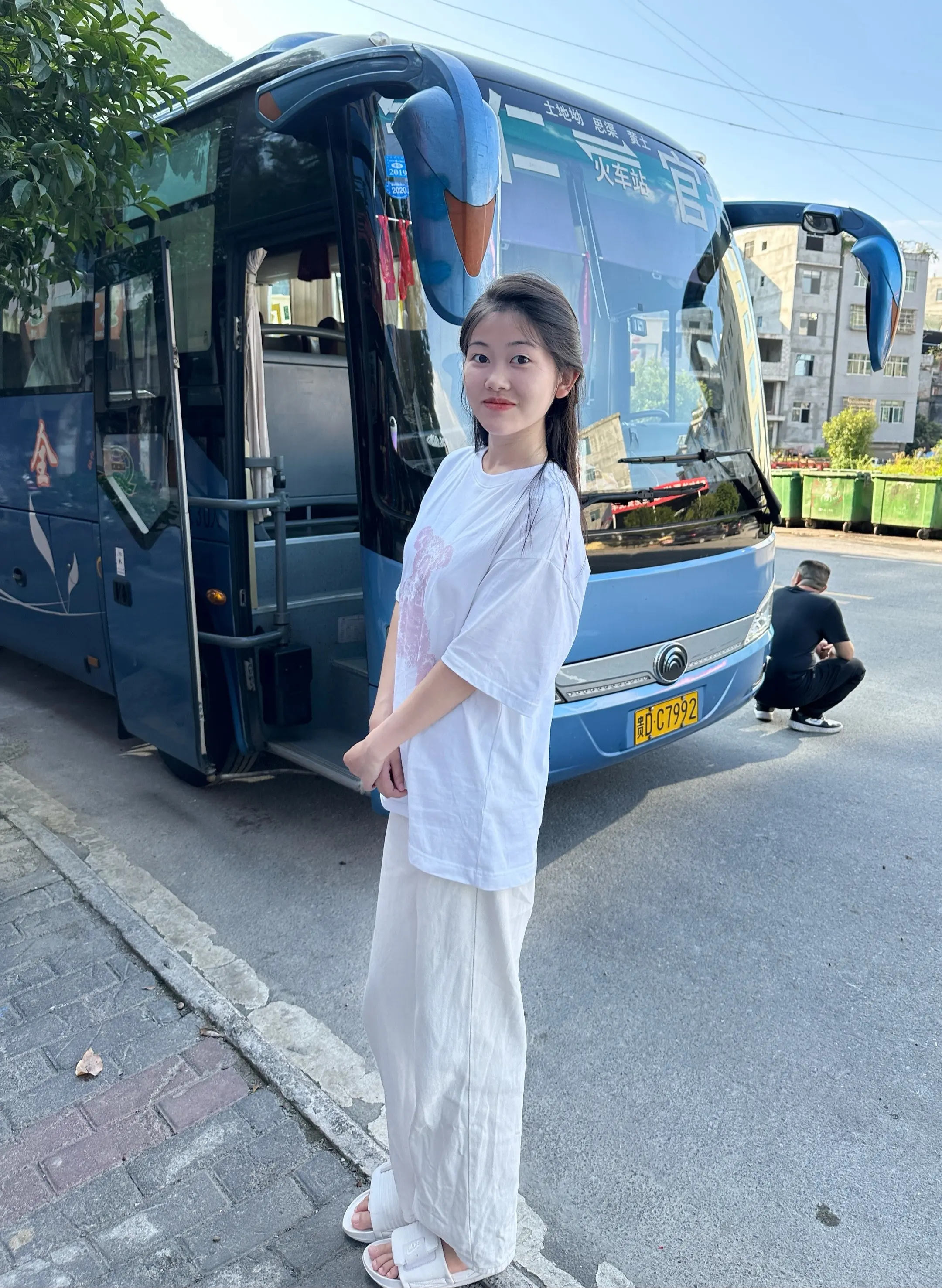 你愿意跟我回贵州吗 我会用我最好的人脉和资源让你吃上最美味的折耳根和洋芋粑大巴车