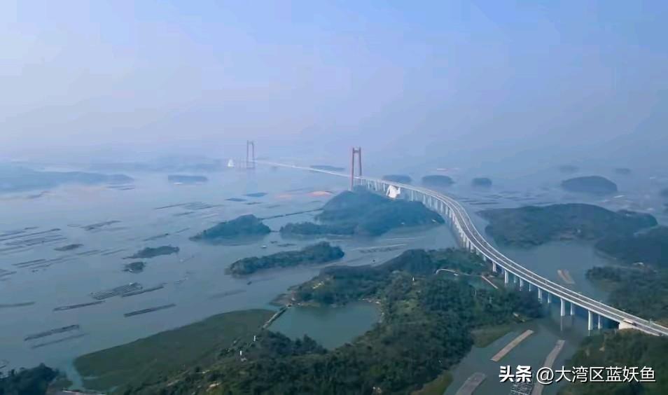 最近广州楼市的消息，真是一天一个样。
 
上周星河湾黄埔项目大降价，听说销售中心