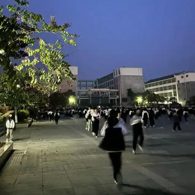 近日，泰安新泰市有学生家长反映，禹村镇中心小学要求小学生清晨6点40分到校，否则