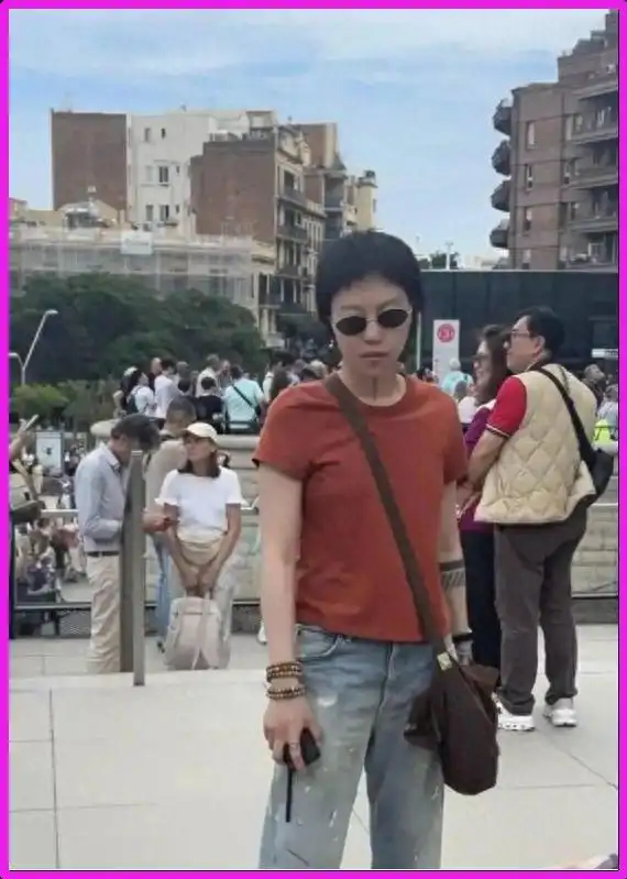 28岁窦靖童国外街头被偶遇，短发中性像假小子，网友感叹：跟她妈王菲一个模子刻出来