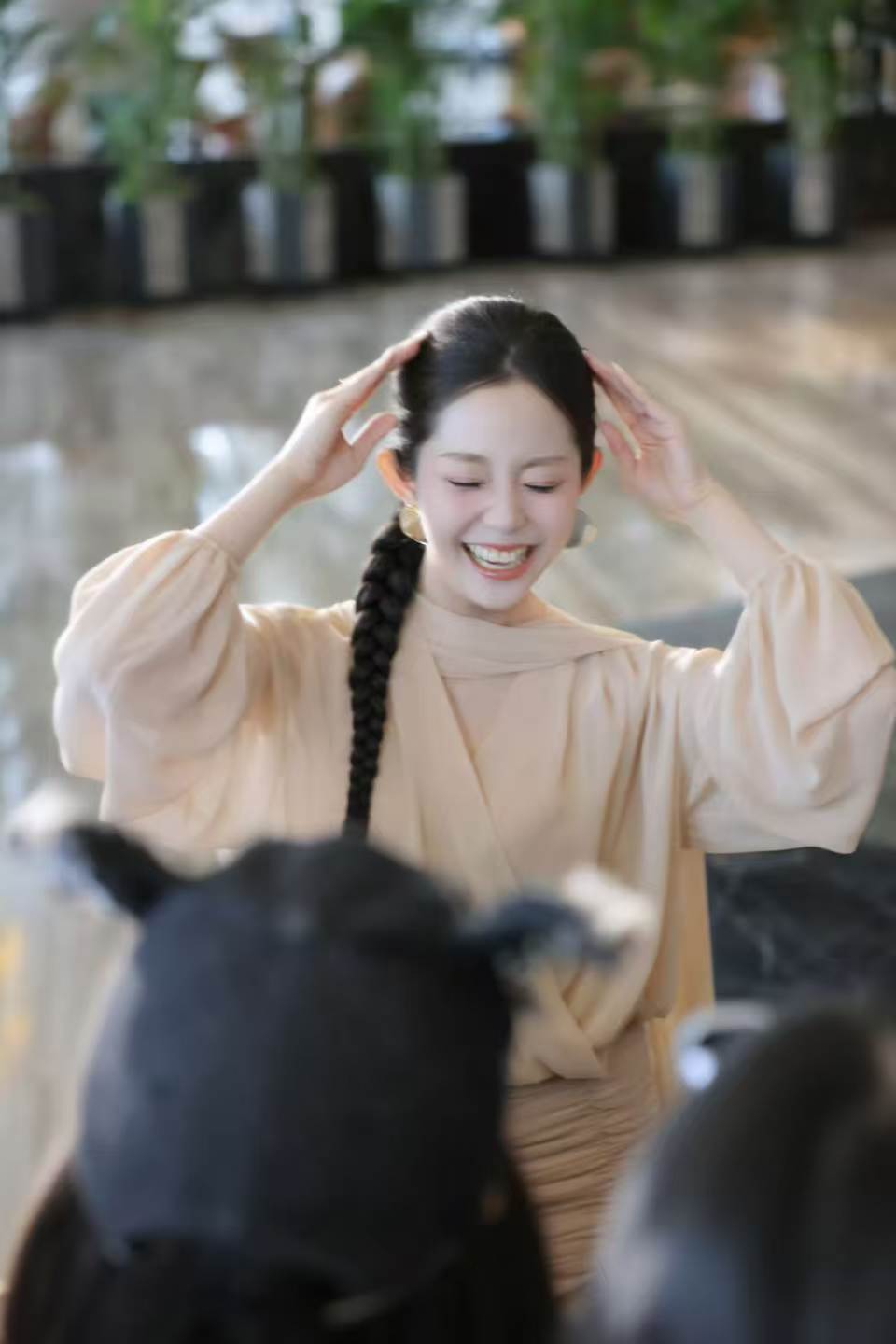 浪姐初见面万千惠第一个出场今天乘风2026 率先登场亮相，老公亲自到场为她加油打