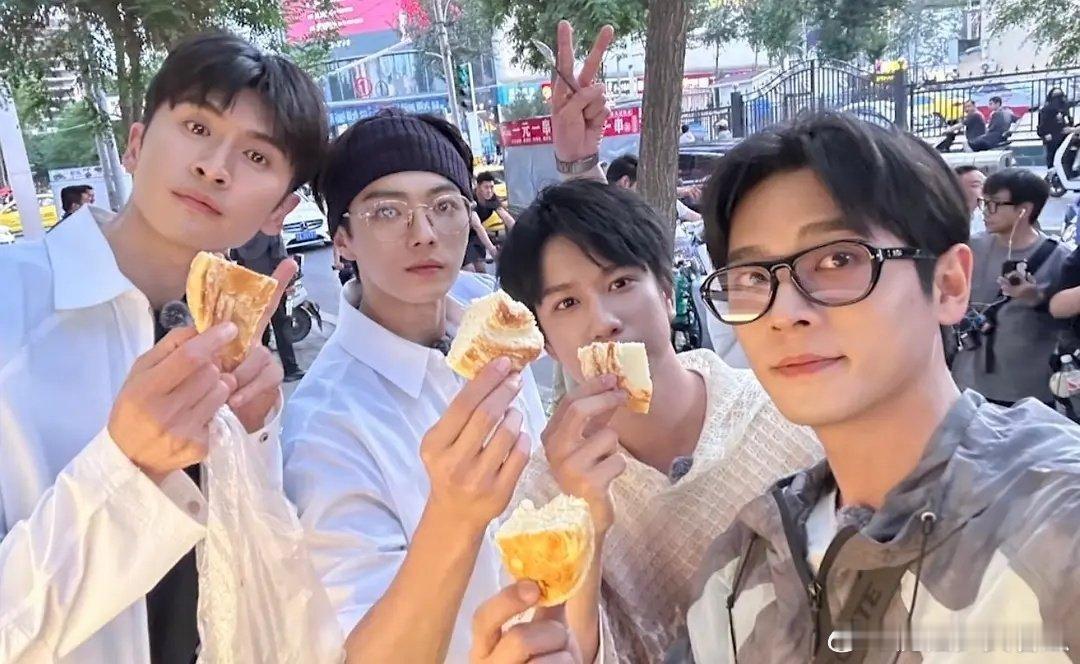 张云龙很丞磊真的好看，许凯的发带也不错，一张照片松弛感满满，帅气溢出屏幕 ​​​