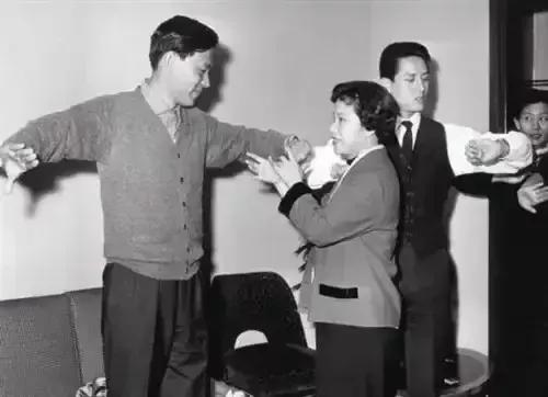 1960––1961年，上海越剧院赴港演出，吸引了很多香港明星前来观看演出、 学