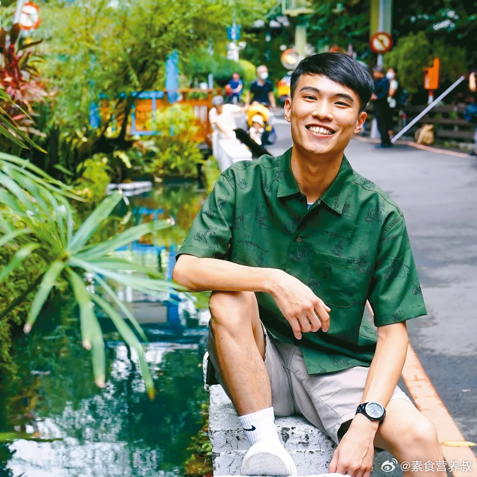 刚开始吃素，同学颇为不解，“你太认真了吧！眼睛一闭，什么也没看到。”唉，怎能假装