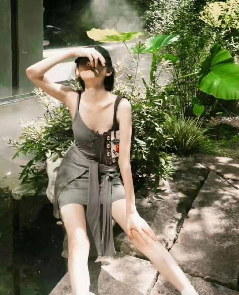 宋祖儿这组户外写真野性又张扬，太迷人了！ ​​​