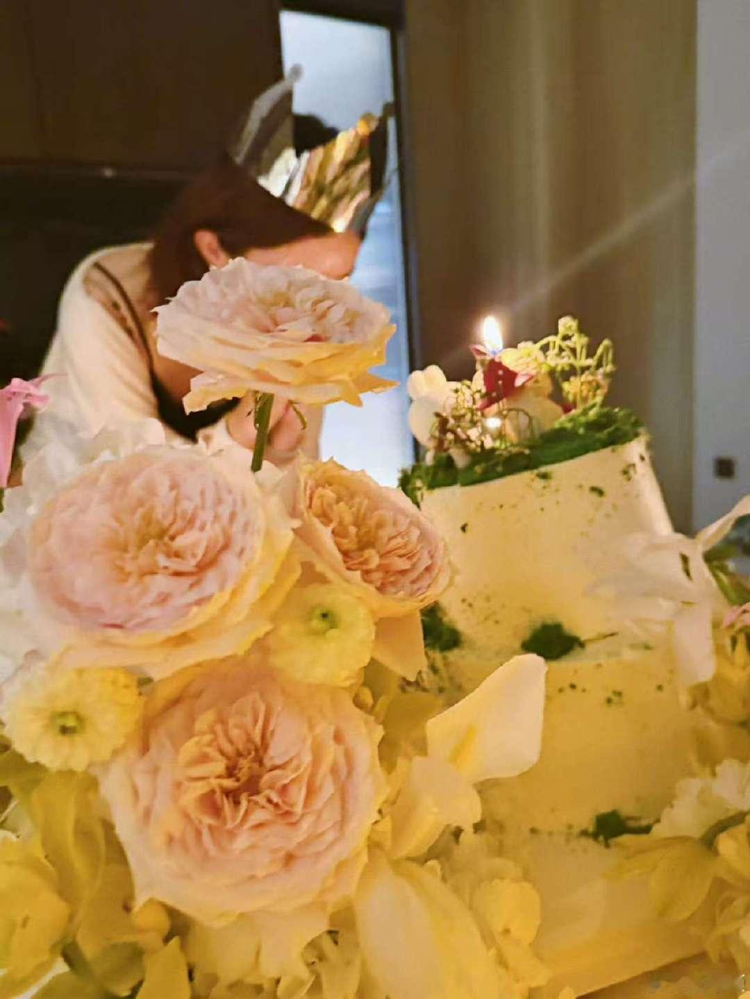 赵丽颖晒了生日蛋糕赵丽颖生日emoji文案 颖宝生日快乐，新的一岁继续做自己！赵