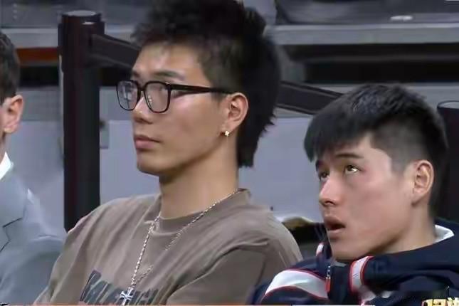 真的搞不懂杜锋，明明陈家政的三分球更有把握，命中率远超胡明轩，为什么就一点机会都
