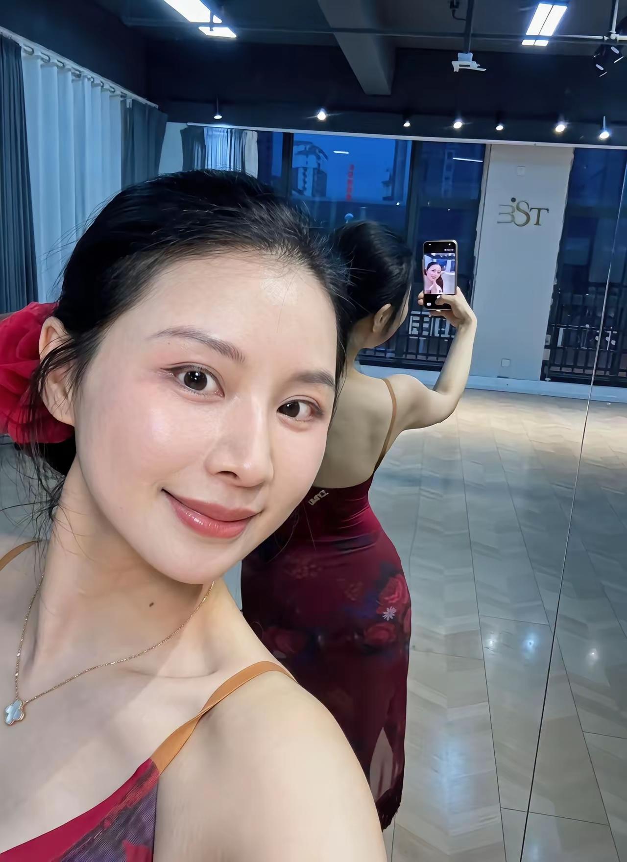 气质女人，到底是什么样的气质高雅端庄靓丽气质怡人，笑容甜美可爱活泼动人的小姐姐女