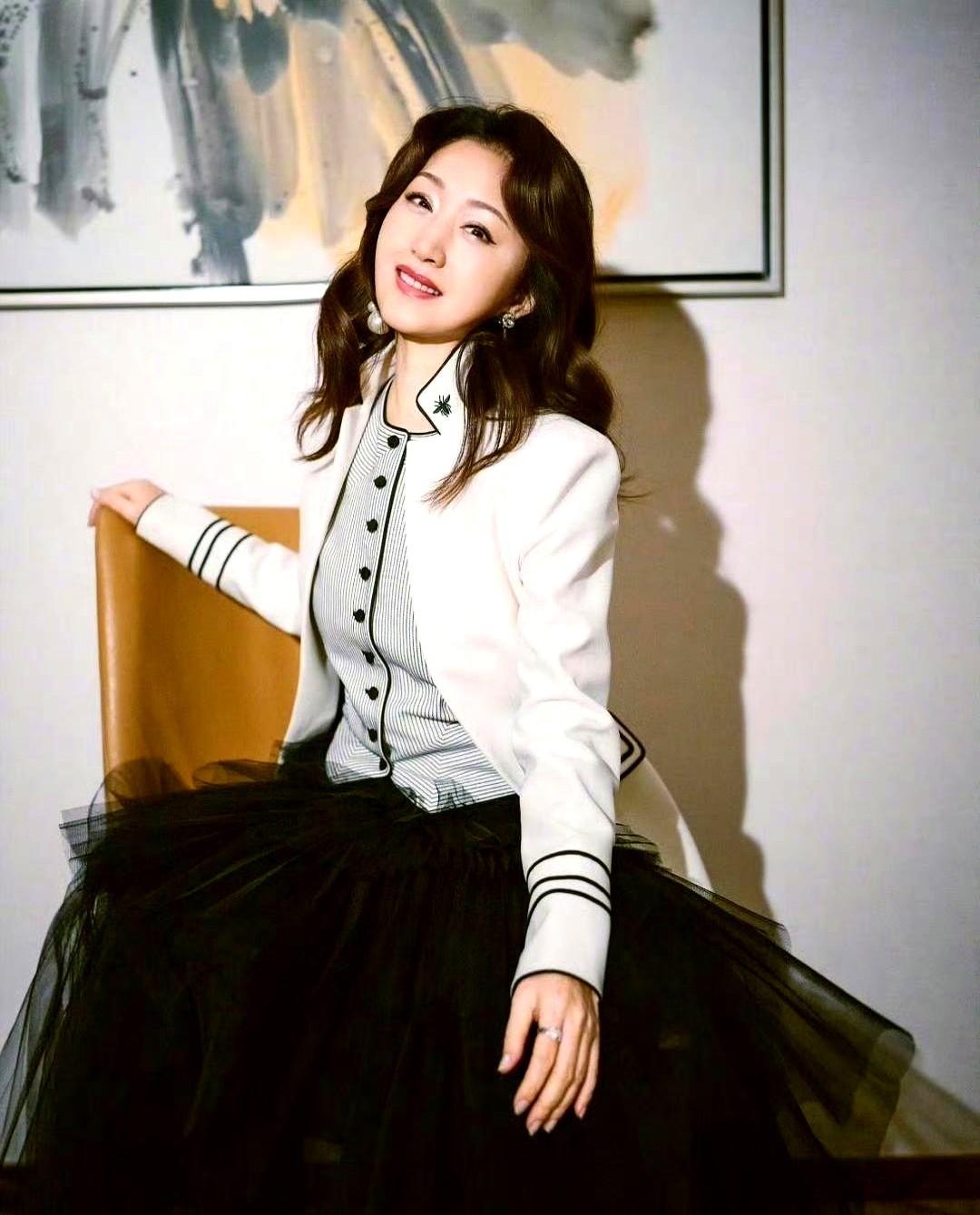 差点没认出来！这还是杨钰莹吗？

以前那个甜甜糯糯的“玉女天花板”不见了，烫了个