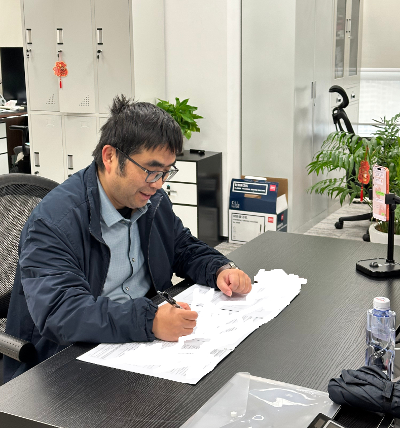 一大早参加重要的签字仪式。。同志们。 