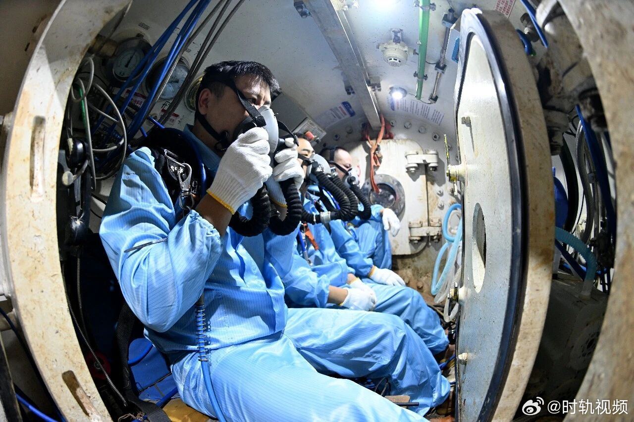 9人3班倒海底70米为甬舟号换刀 甬舟铁路金塘海底隧道宁波侧，施工团队使用国产饱