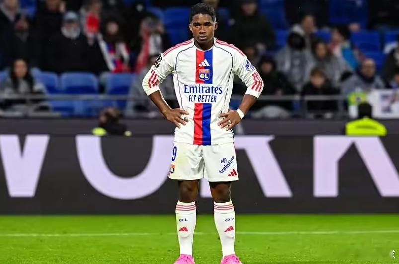 据《马卡报》报道，凭借在里昂参与14球的出色表现，恩德里克为自己赢得了一张重返皇