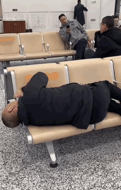 我说大哥！都一把年纪了，怎么还是这般调皮？