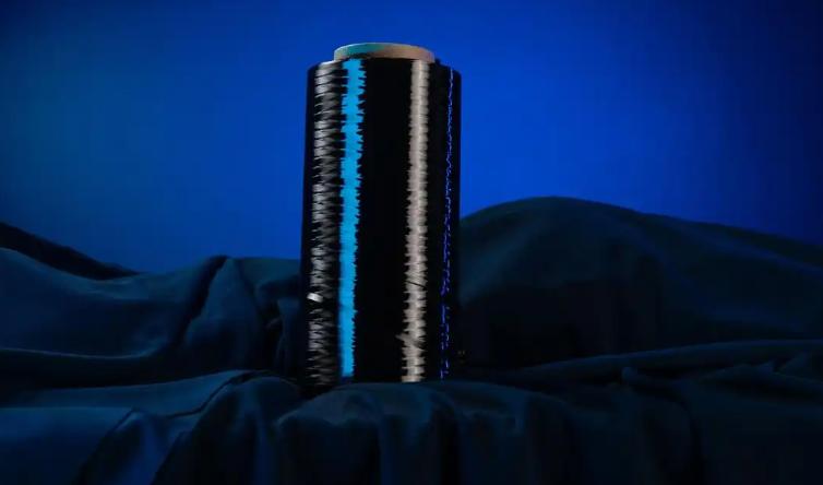 很多人可能没注意，中石化上海石化搞出了T1000级碳纤维，量产了。
这个东西，江