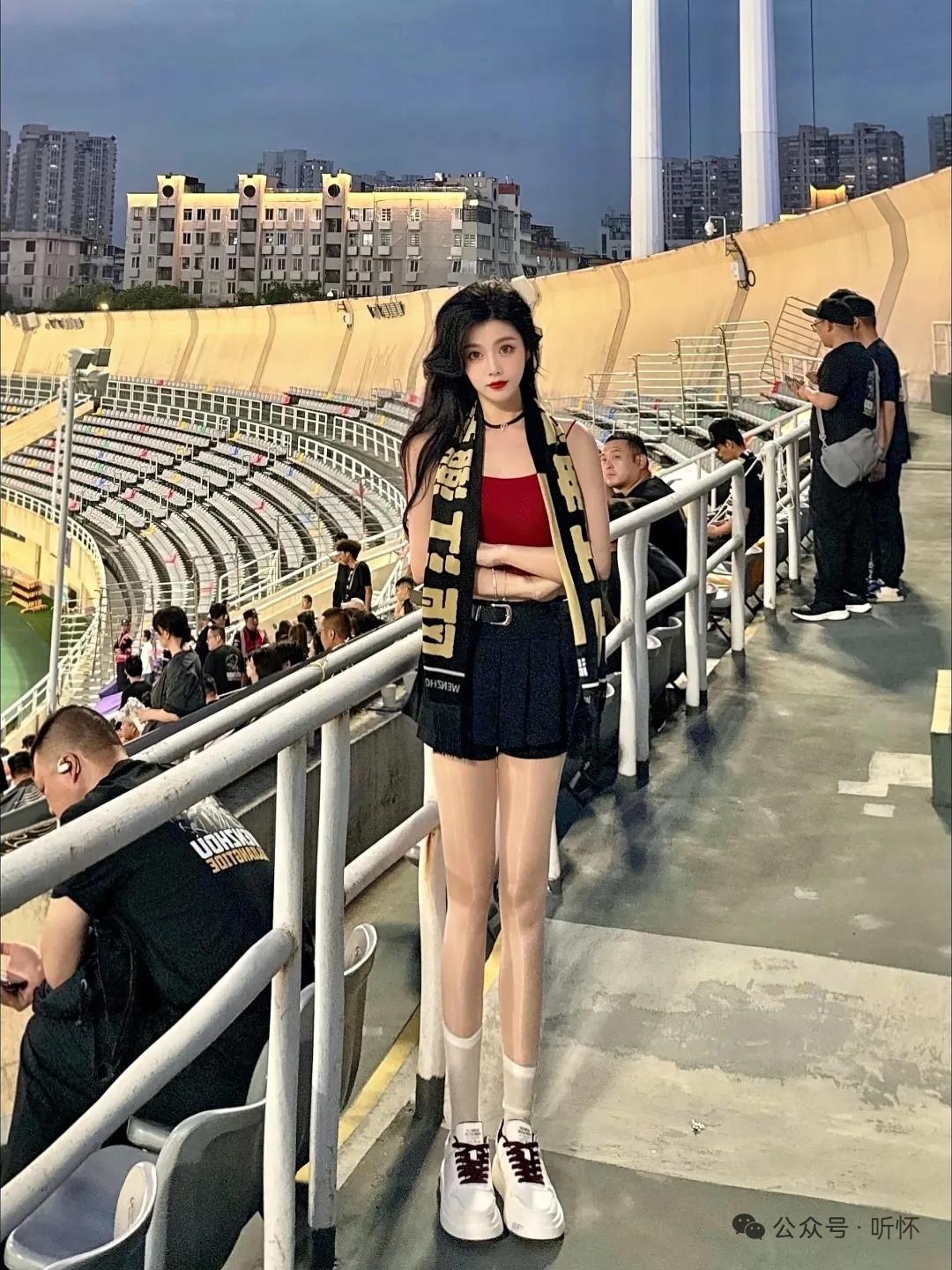 周末约了朋友去球场看比赛，在看台上吹着风特别舒服，突然觉得今天这套穿搭真的太适合