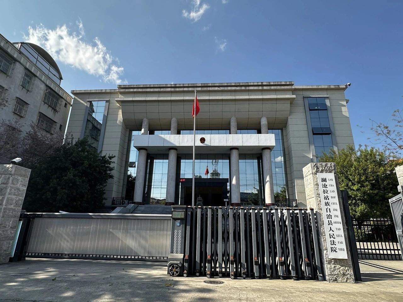 人民法院审判大楼既是国家司法权威的象征，也是人民群众伸张正义，寻求公平，开展普法