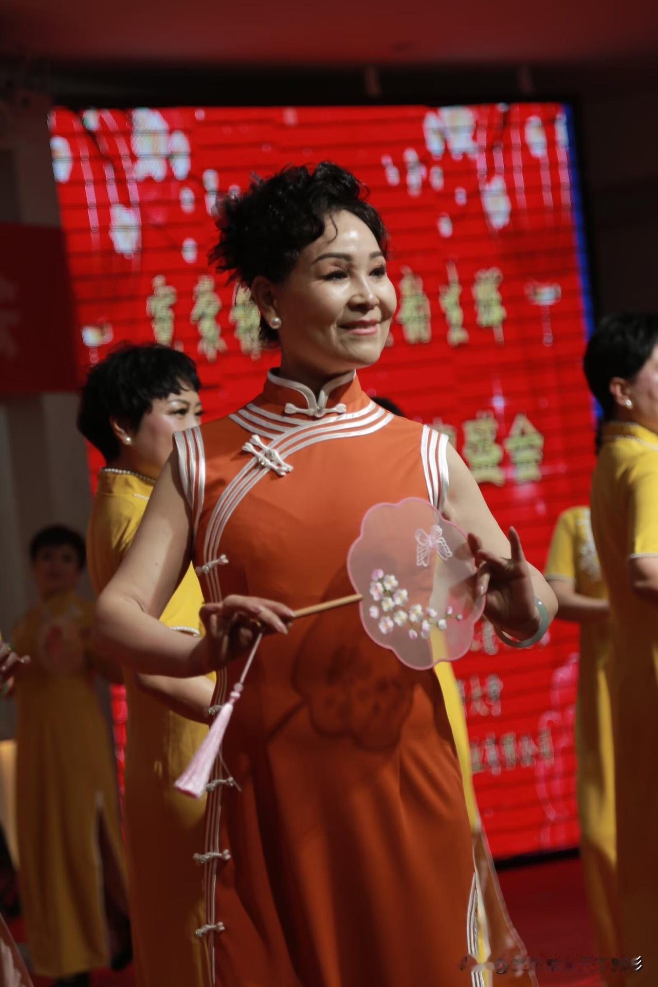 霓裳银龄赋（赞美诗）赞诗 
 
金城冬日暖霞光，舍得厅中聚俊良。
八方耆老襄盛事