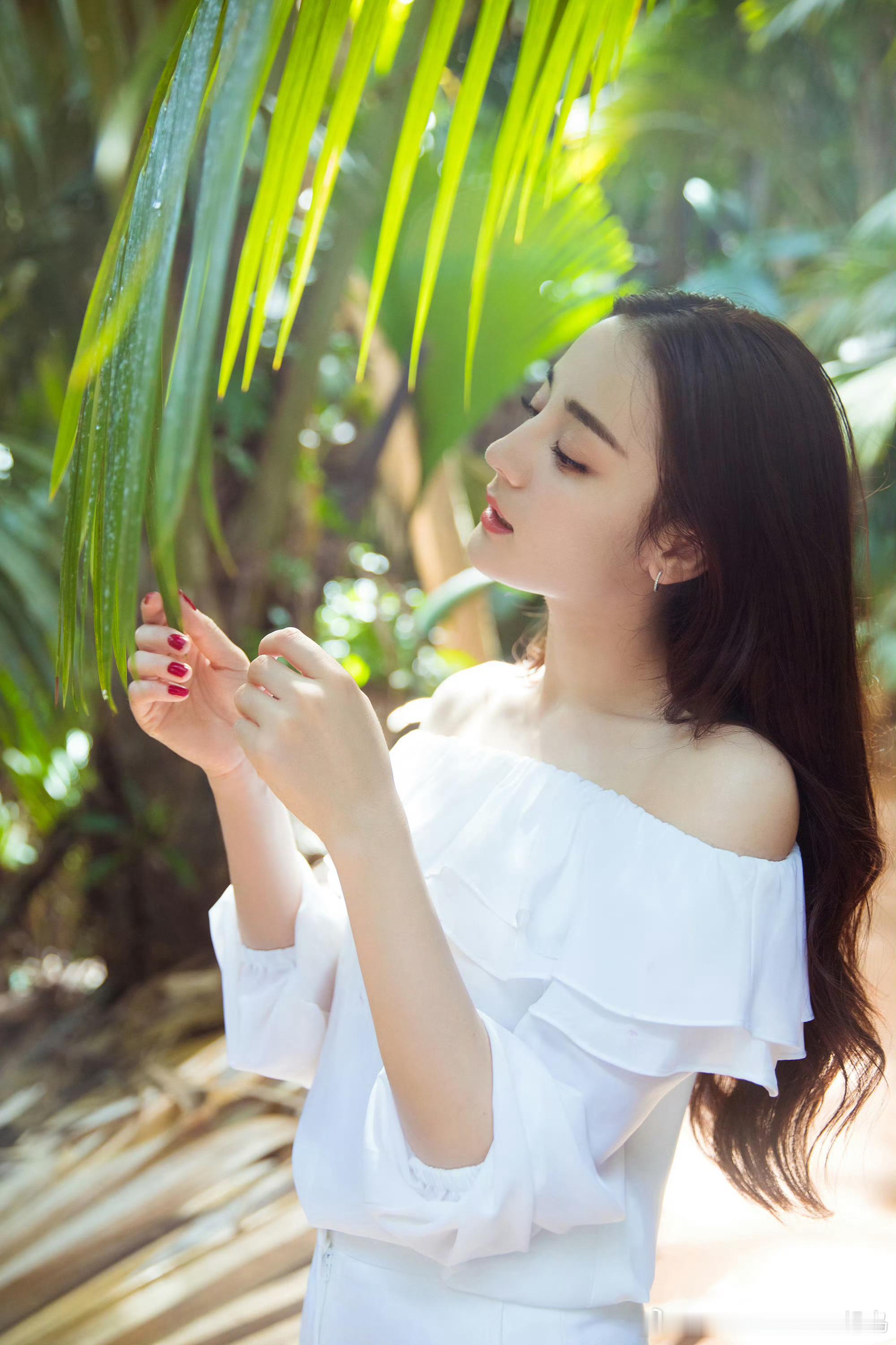 迪丽热巴请你继续“但行好事”你的前程有无数真心托举从你勇敢地和djbn解约从你一