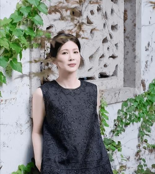 《亮剑》里温柔的田雨，竟要独自扛下1.4亿巨债
 
谁能想到当年《亮剑》里让人印