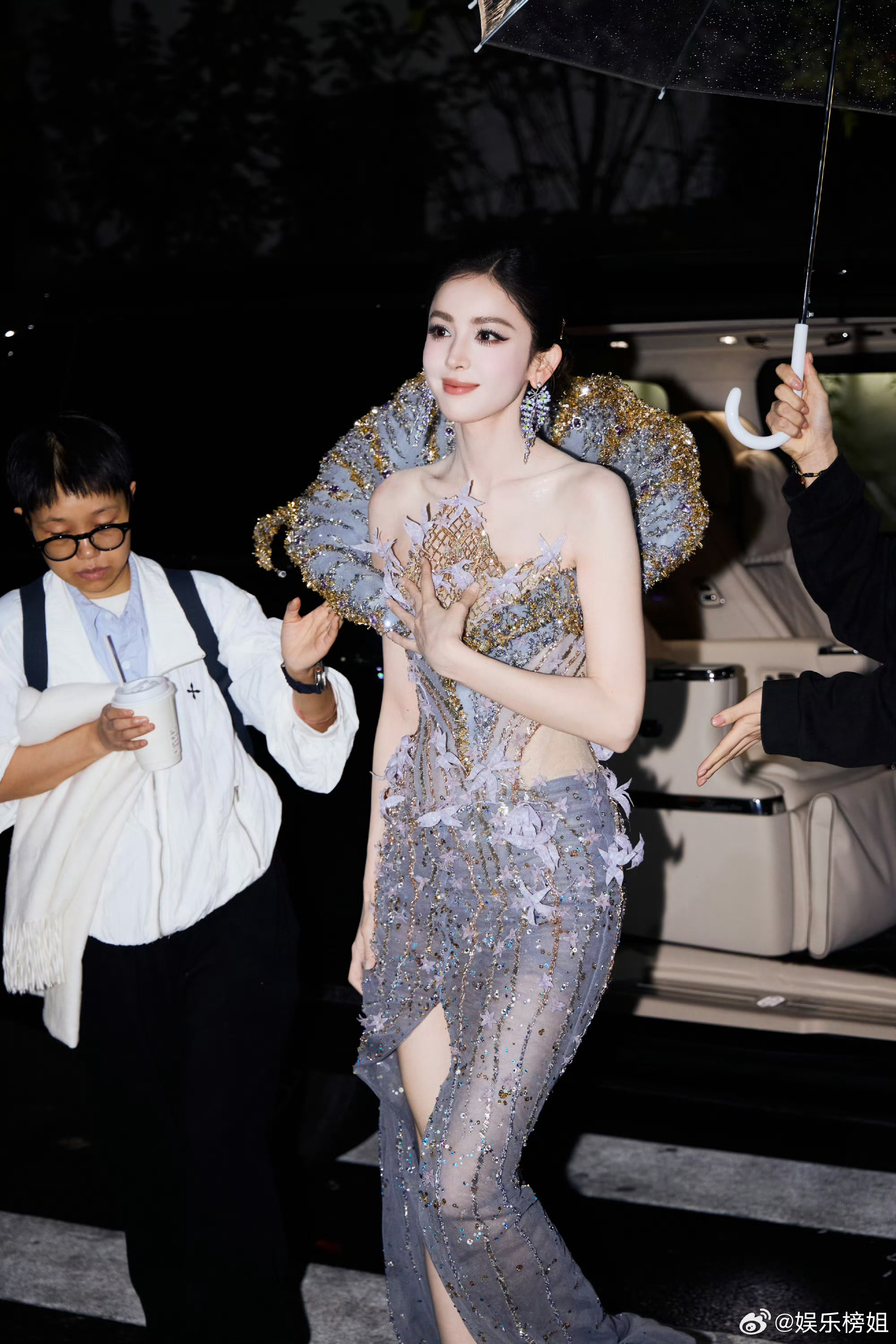 娜扎咋没穿这套走红毯这套更美了，虽然那天的也很好看，但是美女穿什么都好看，美娜这