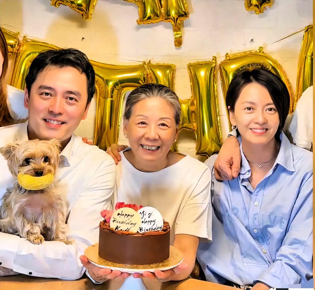 这张照片摄于上个月，是梁咏琪和她的孪生弟弟一同庆祝50岁生日时的合影！
他们是孪