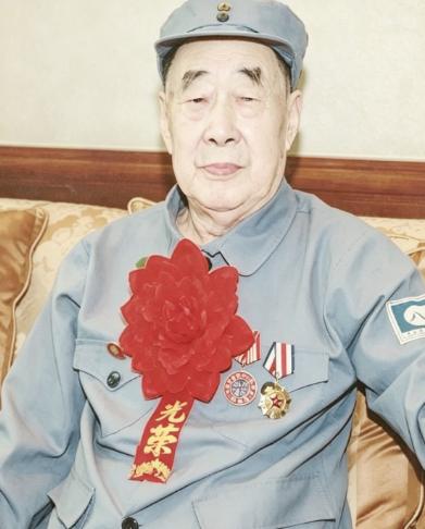 许家印的父亲许贤高，是一位老八路。老人出殡那天，许家印没露面，后事全是哥哥许家钦