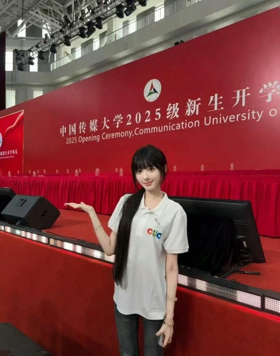 被擦妆 5 次的艺考女生，亮相中传开学典礼 ​​​