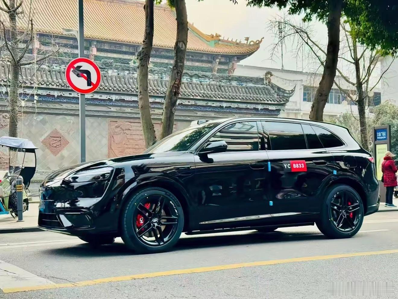 黑白双色的问界M6实车图来了，不得不说，黑武士版本帅得有点犯规啊，你们站黑色还是