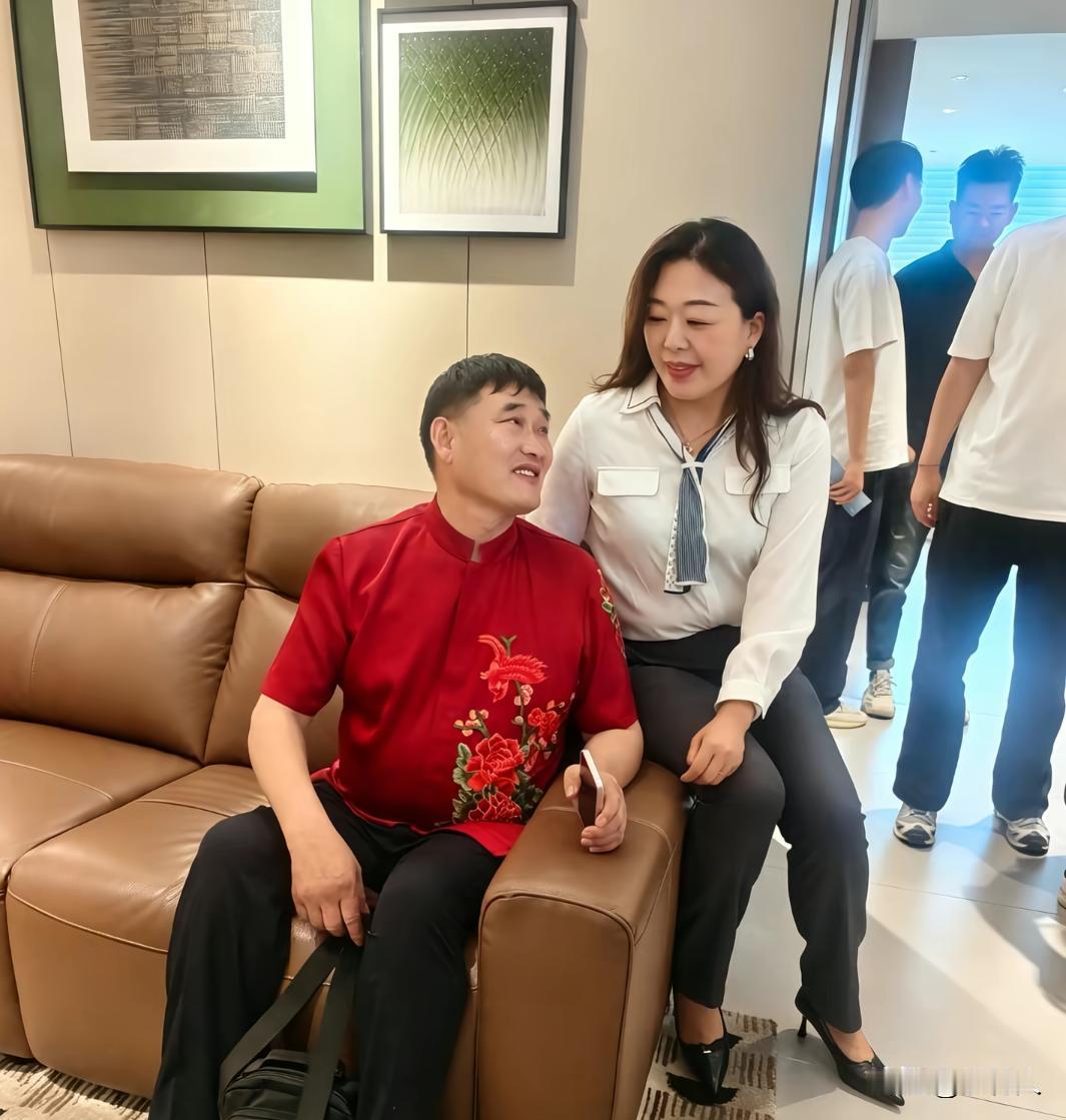 朱之文在外面越来越过分了，看见美女就凑上去。难道不知道自己有老婆吗？都说英雄难过