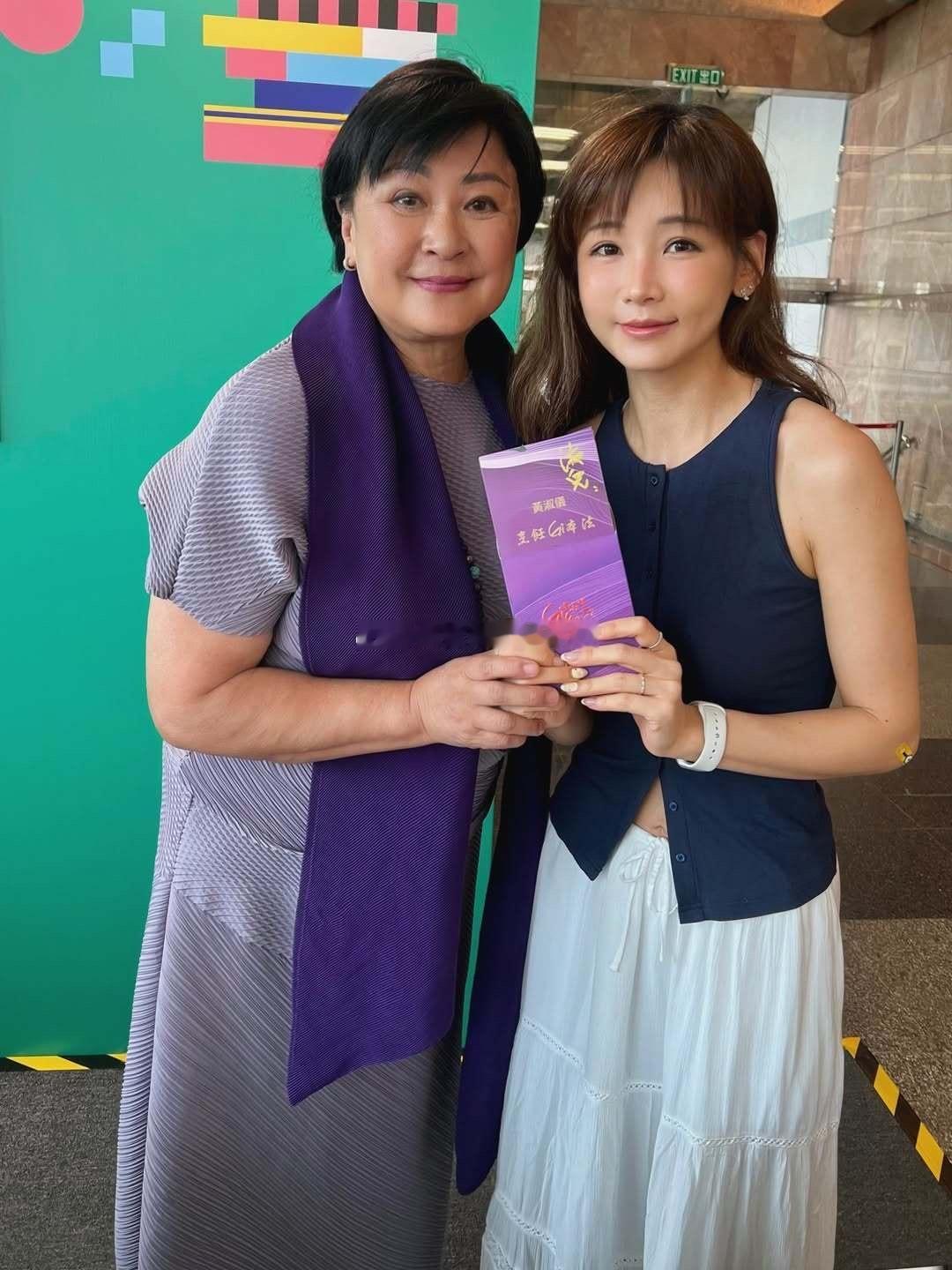 香港书展，黄淑仪出新书，简淑儿、袁伟豪夫妇捧场。 ​​​