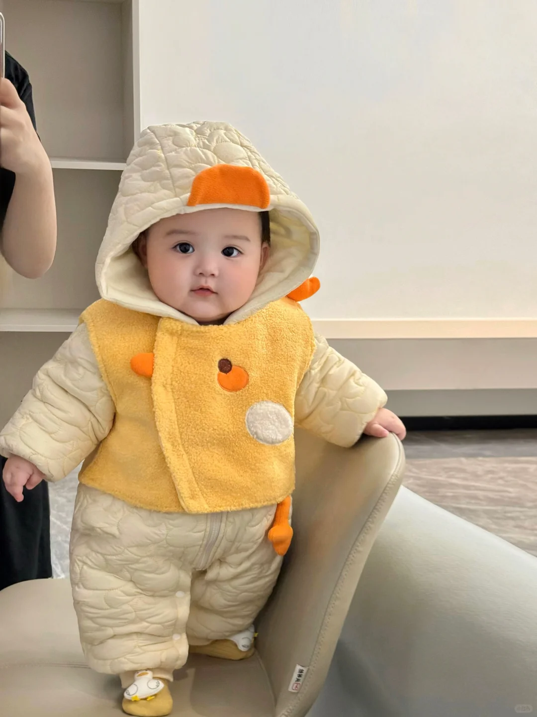 好喜欢我的胖宝宝，真像一个小手办呀～