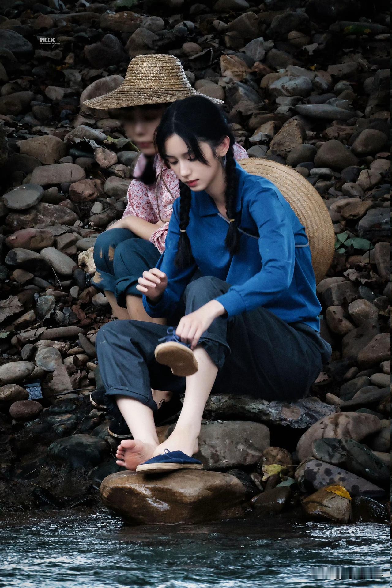 周也这个角色装扮让人梦回6070那个艰苦的年代！那时候的姑娘朴素无华，单纯善良。