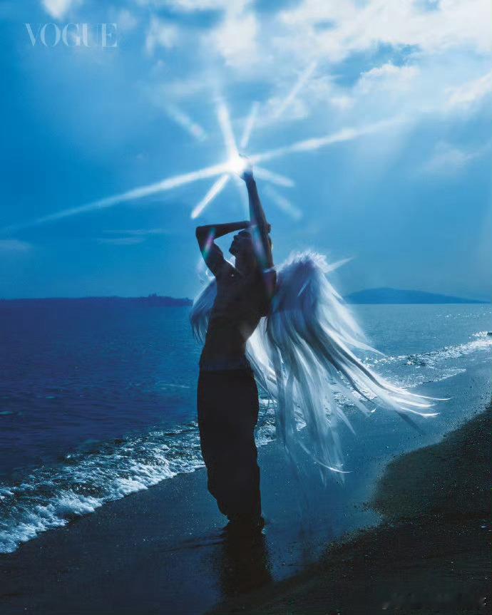 米卡 腹肌天使这腹肌线条太绝了，阳光洒下来像镀了层金边，这造型突破很大、但米卡完