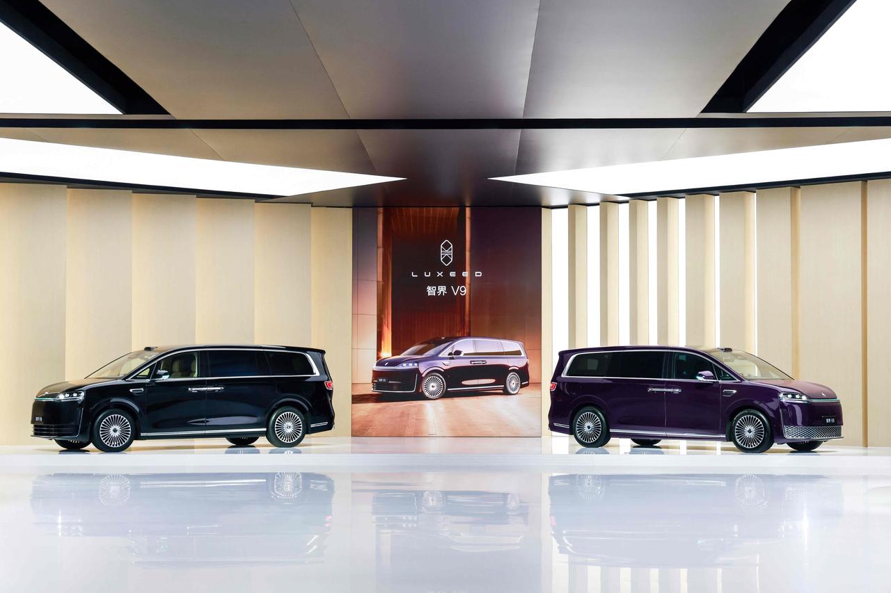 鸿蒙智行首款旗舰MPV智界V9亮相