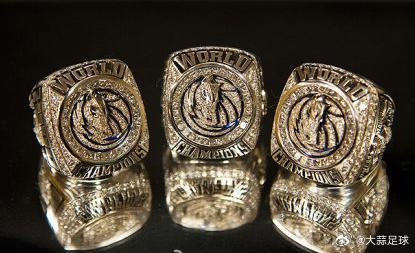 【NBA热火众将领总冠军戒指】北京时间10月30日，2013-14赛季NBA揭幕