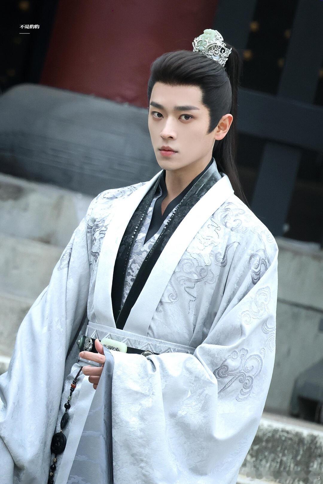 丞磊虚颜之后再演xiao将军 丞磊这将军缘太奇妙！从《虚颜》的萧寒声到《锦月如歌