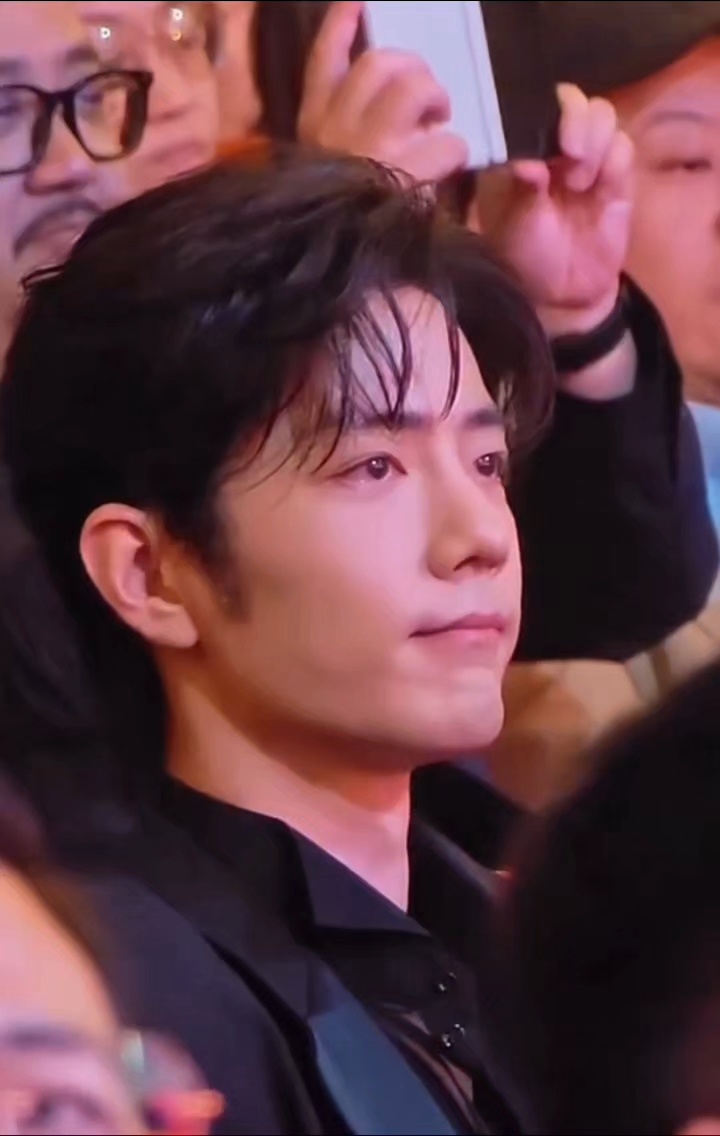 肖战 肖战大学生电影节获奖眼含泪光，眉眼温润自带氛围感，克制动容的模样温柔又有美