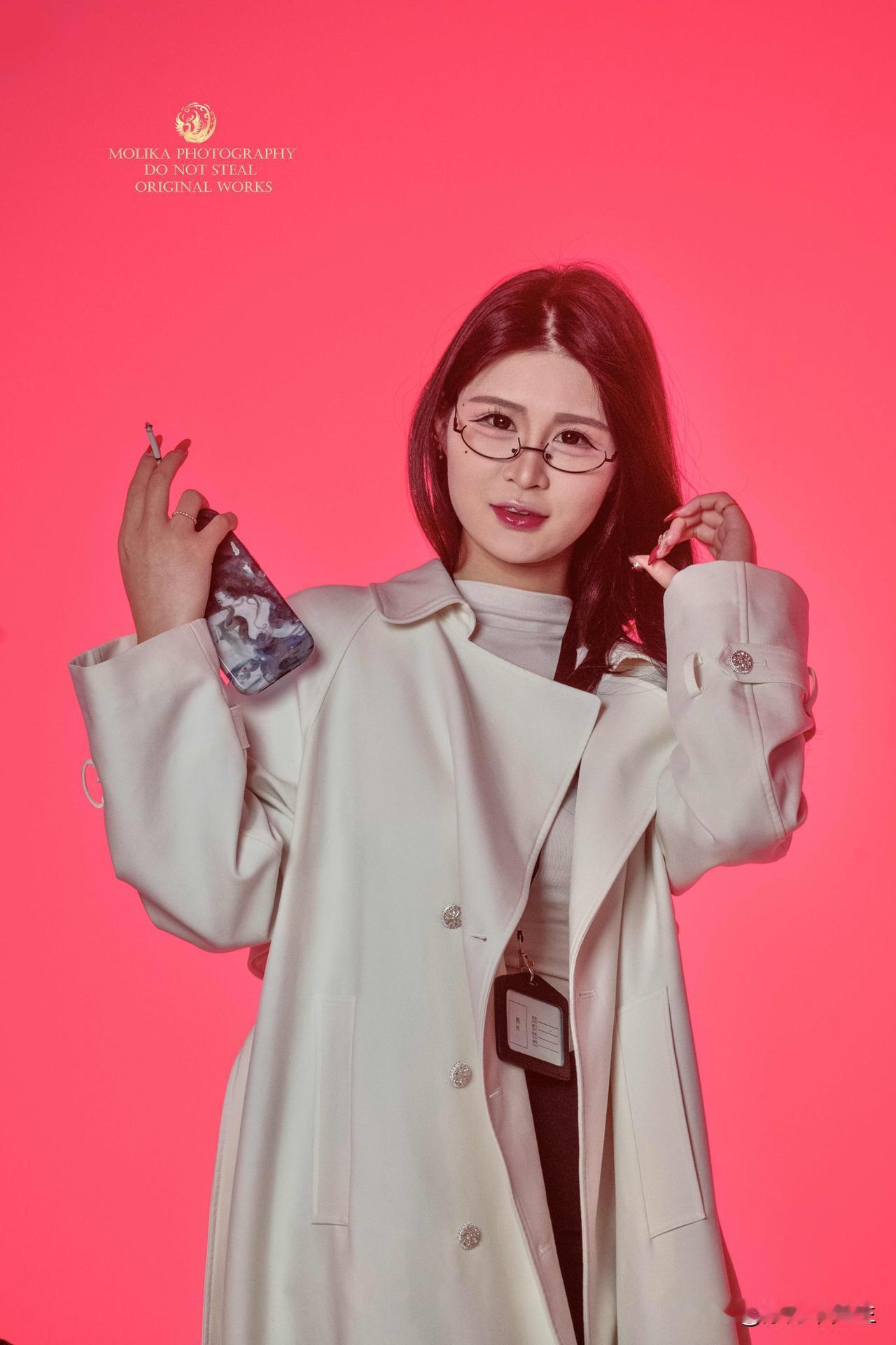 玫红背景晕开温柔，白风衣裹着自在的灵魂

原创作品.禁止盗图