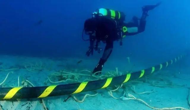 美国疯了一样围堵中国的真正底牌，终于藏不住了！不是芯片，不是航天，是深海里那条攥