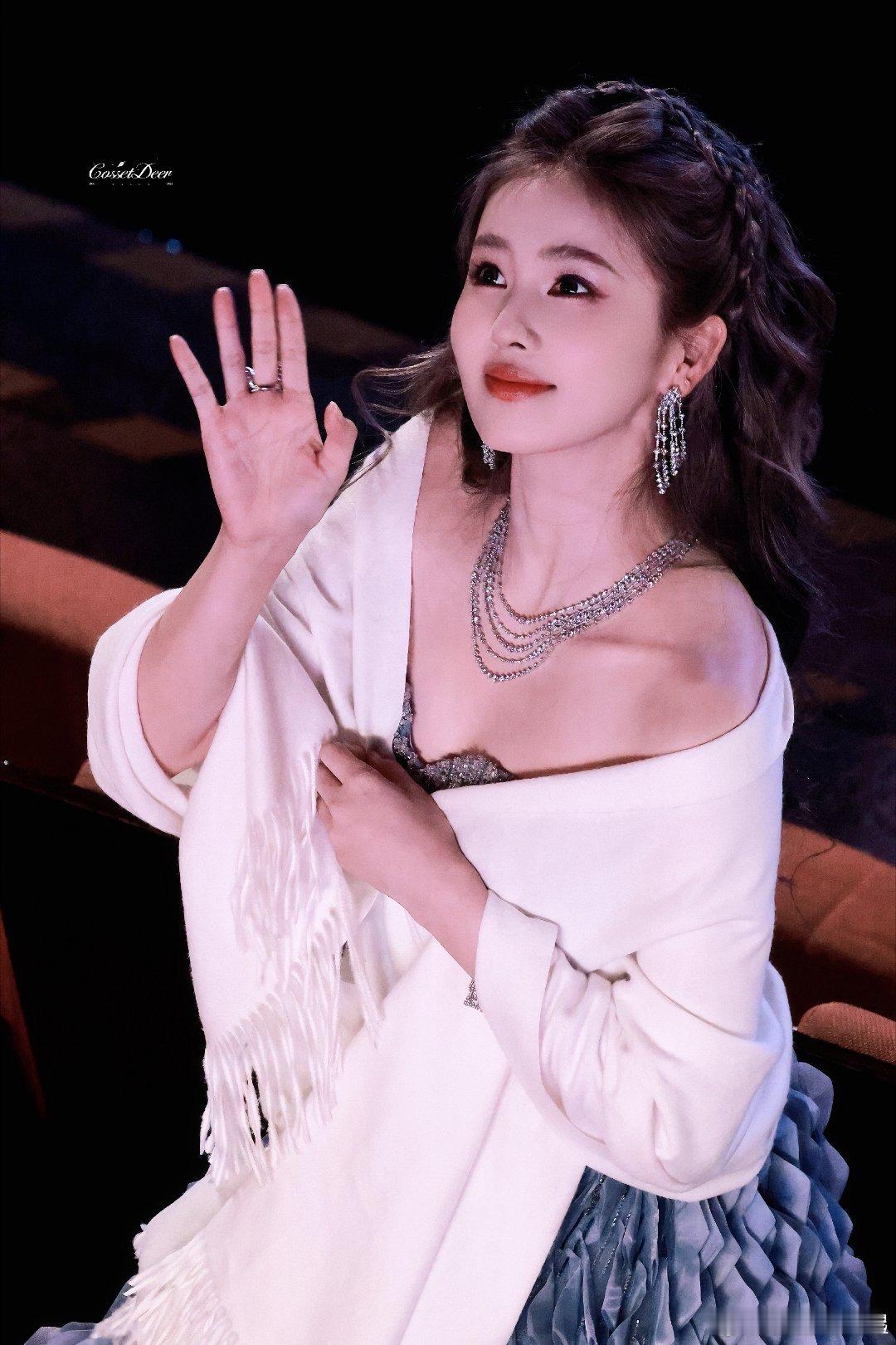 白鹿美得也太权威了[捂嘴哭][捂嘴哭][捂嘴哭]小小的脸蛋上长了大大的五官[污]