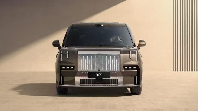 别人做MPV是升级，极氪009做MPV是开创从第一台长续航纯电MPV，到行业首个