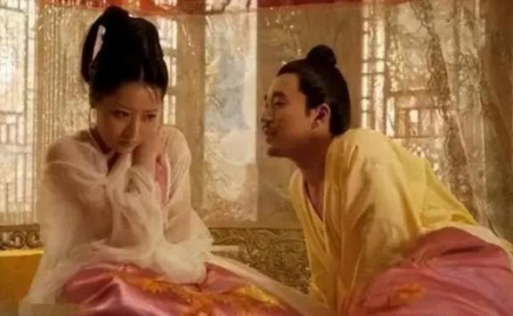 古代夫妻在进行房事时，为何总会有丫鬟守在床边？难道她们不会害羞吗？原因让人有些难