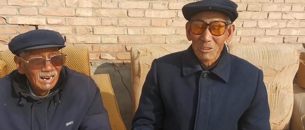 耄耋兄弟坐村头
惬意闲谈沐暖阳

记者王志俭文图

前几天记者新春走基层，来到甘