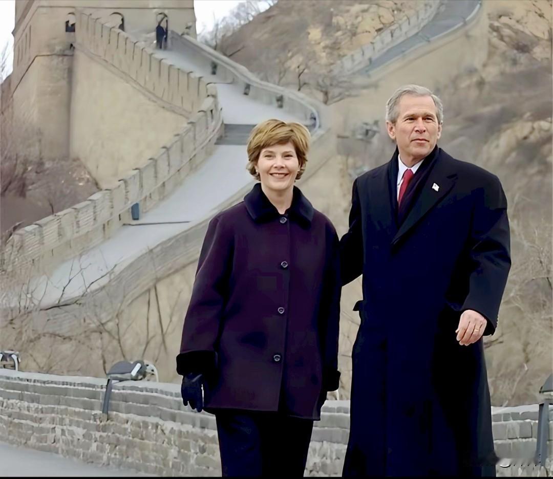 2002年2月22日的珍贵一幕：时任美国总统小布什与夫人劳拉，在访华期间登临北京