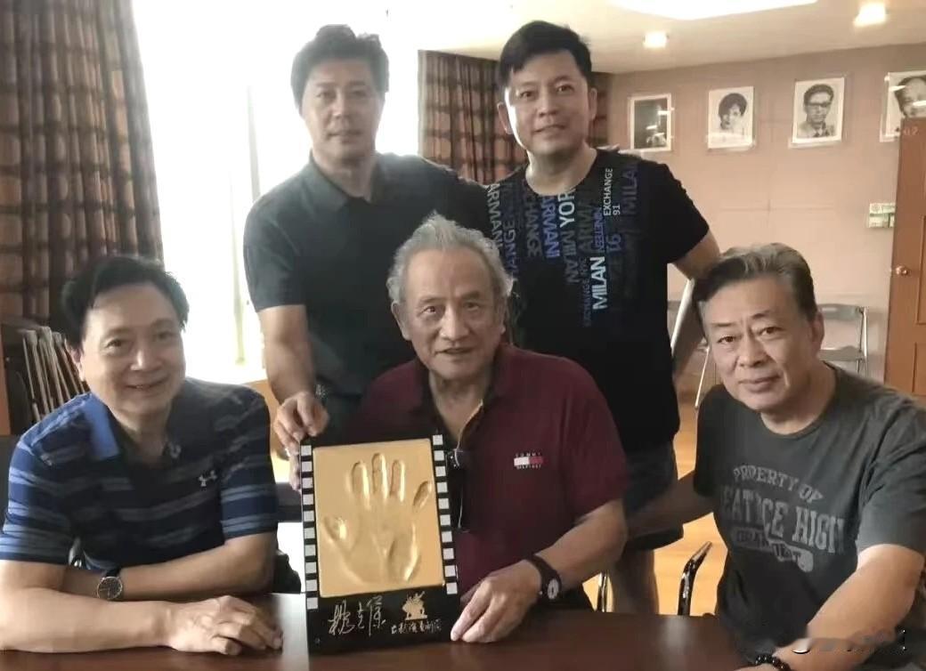 上影演员剧团5位著名的影视演员合影，坐前排中间的白发老演员是谁？还有影迷能认出他