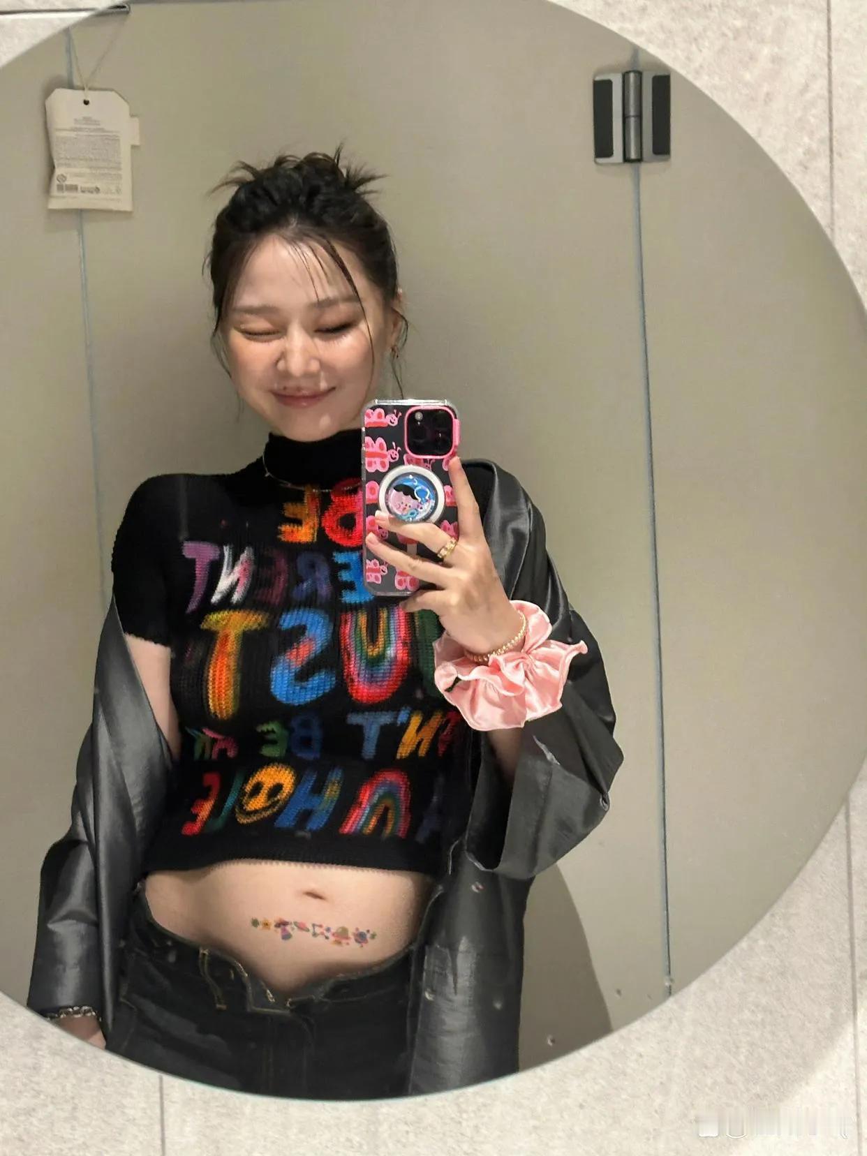 金婧，孕肚也时尚！
当代辣妈，勇敢展示。