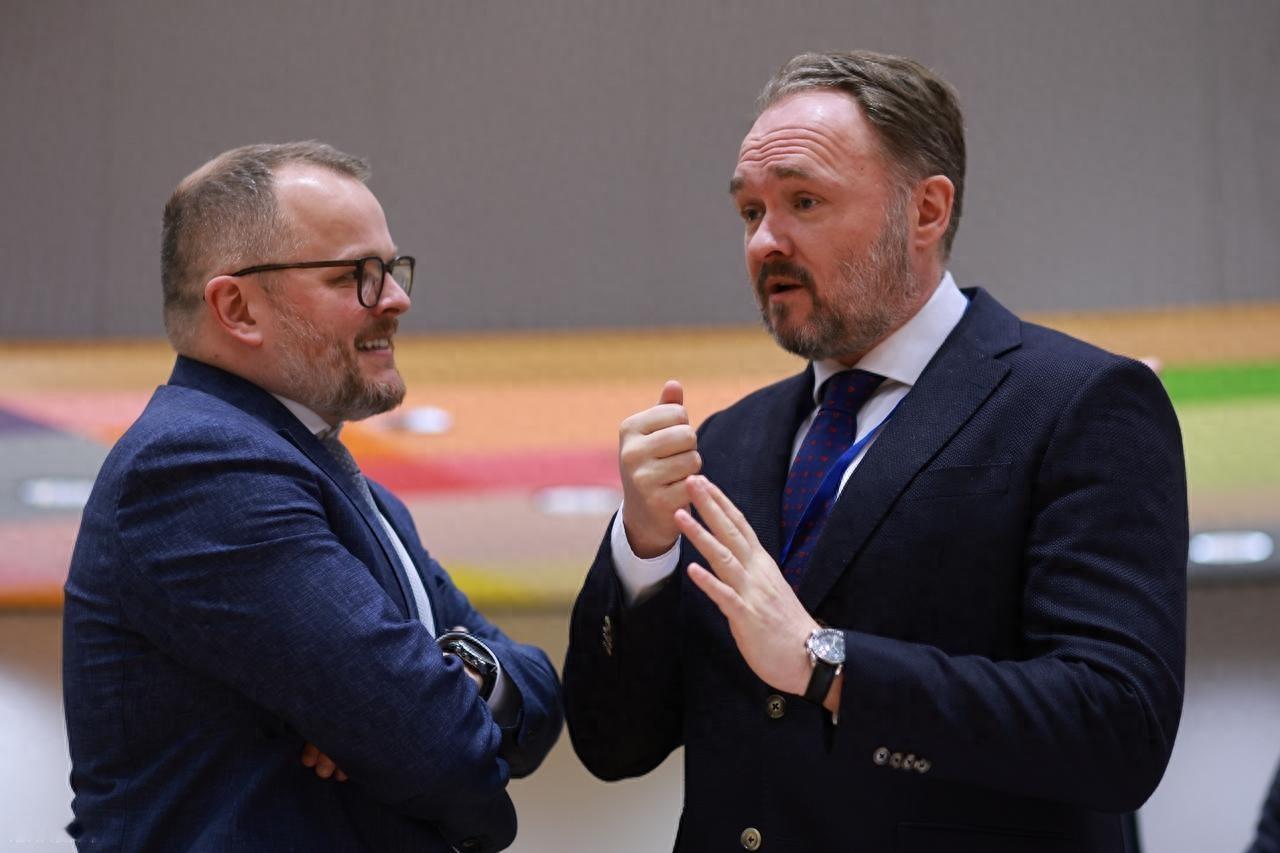 摊牌了！匈牙利外长一语戳破欧洲谎言，政客嘴硬喊“去风险”，企业却偷偷疯狂加码中国