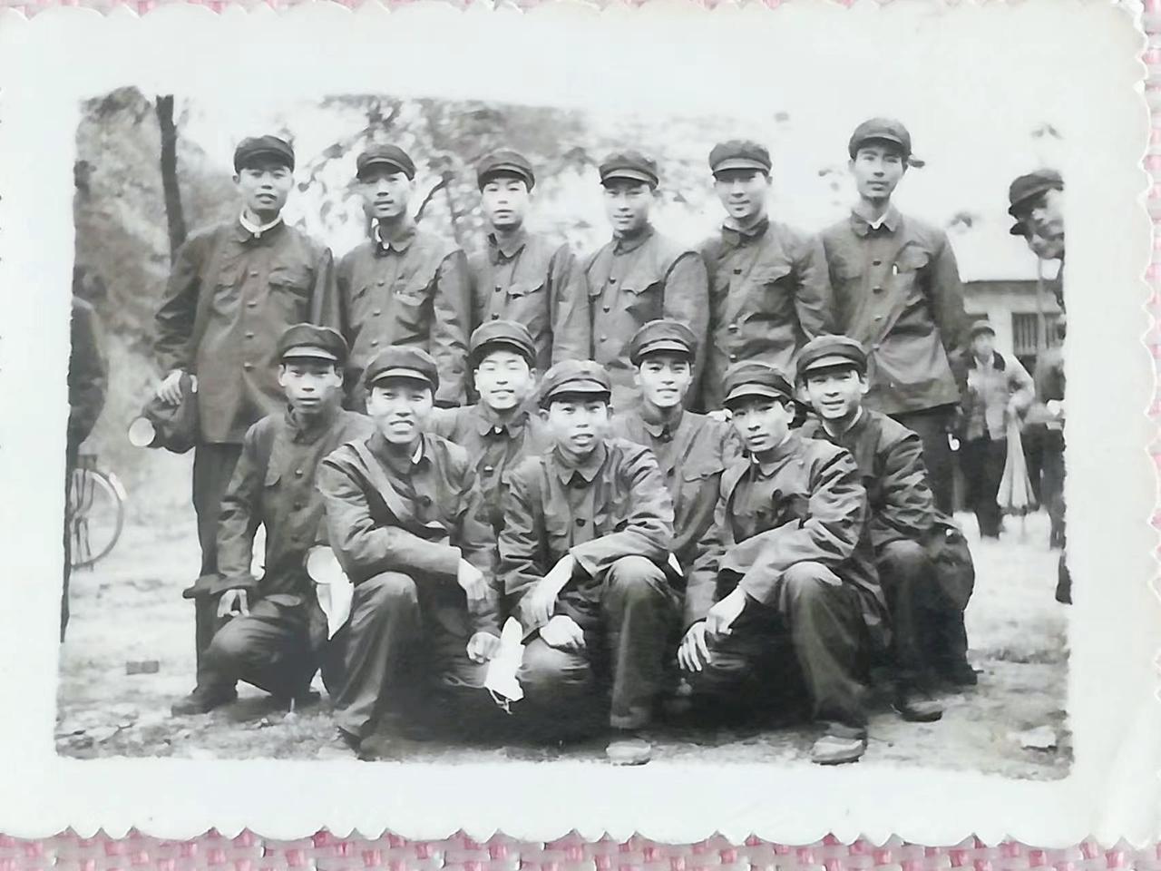 新兵入营都需要经过哪些训练课目？
新兵入营的训练那可丰富了。首先是队列训练，站军