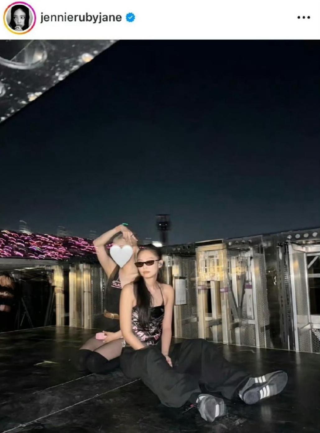 BLACKPINK 成员金珍妮最近晒出与队友朴彩英合照，居然将朴彩英打码了，为什
